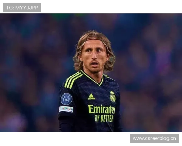 外脚背传球大师：莫德里奇的标志性技术