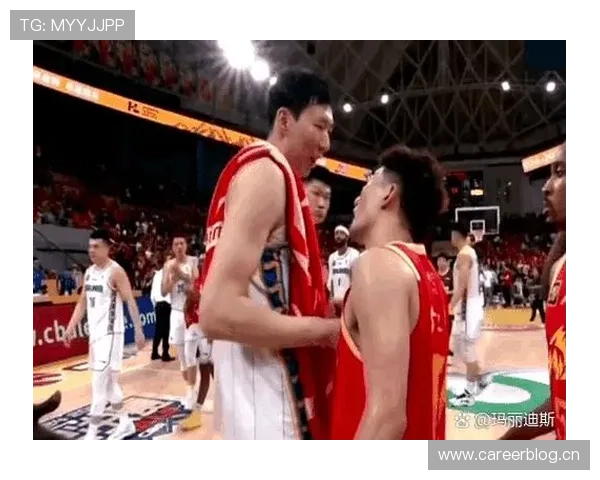 周琦刚结束训练，转身就给餐厅买了半桌子外卖，这操作也太接地气了吧？！