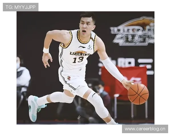 郭艾伦这周新衣品味有点意思，像是篮球场上没打球时候的“隐形土豪”