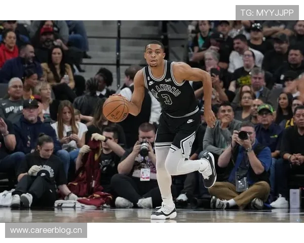 凯尔登·约翰逊无球跑动效率提升，拉开马刺外线空间